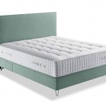 Photo présentant un lit composé d'un matelas en mousse blanc de hauteur : 30, ainsi qu'une tête de lit en tissu vert d'eau.