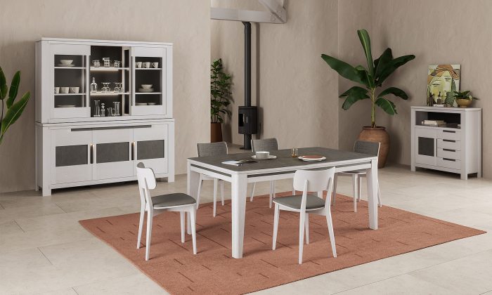 Photo d'une salle à manger avec une collection comportant une table de repas, un bibus, une enfilade, un vaisselier et des chaises. Les meubles présente des finitions chêne clair blanc et des éléments décoratif en céramique marbré noir.