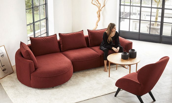 Canapé 2,5 places + chaise longue arrondies. Avec un tissu rouge foncé.