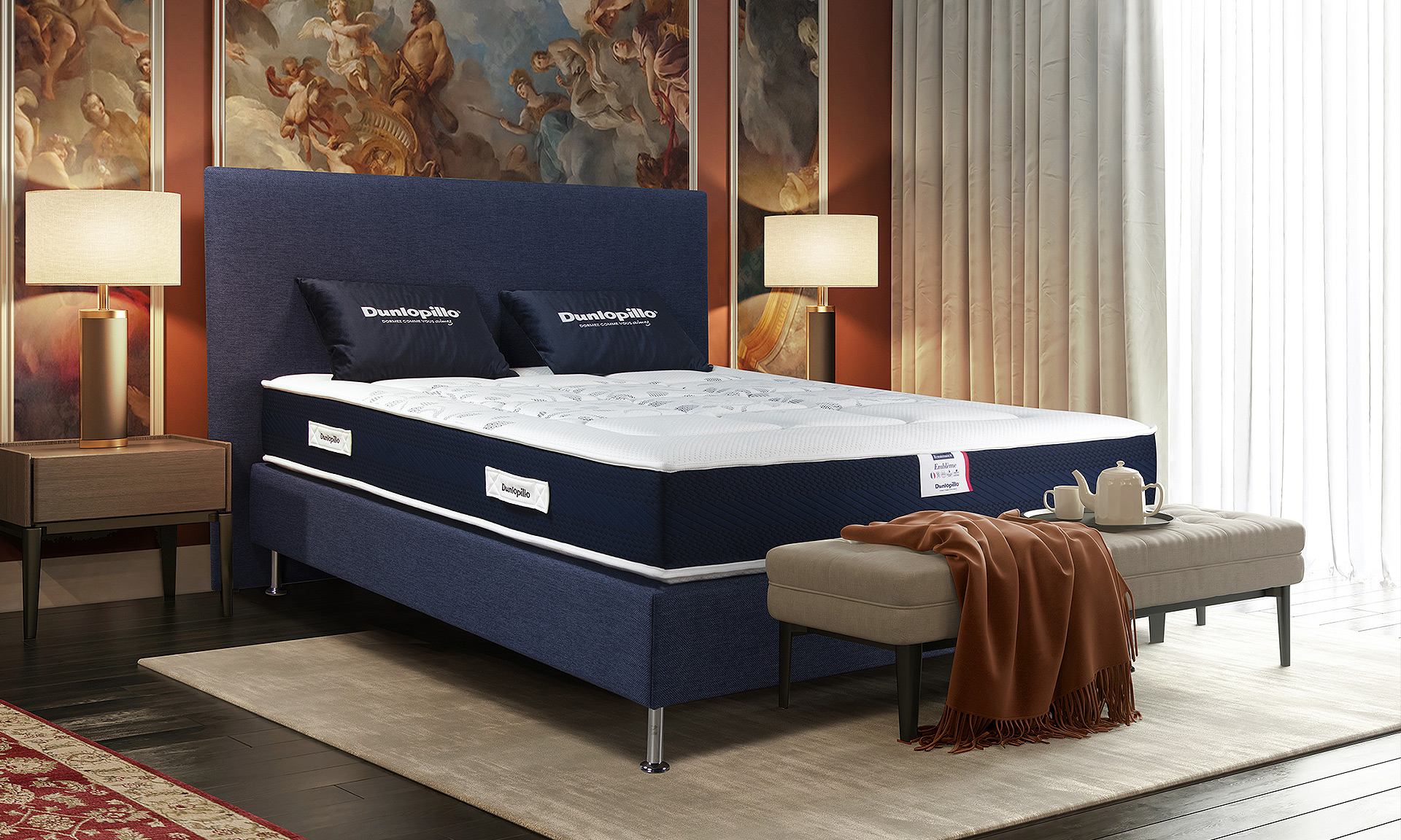 Un matelas avec mousse à mémoire de forme visco aérial avec un sommier et tête de lit en bleu foncé.